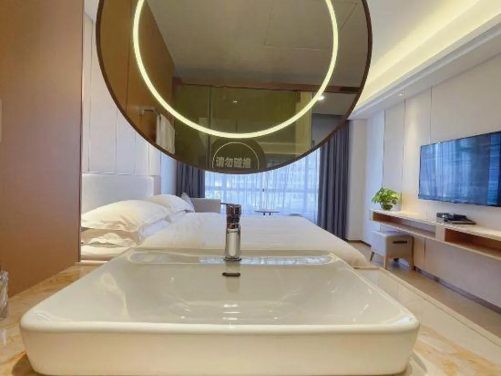 Bed in Guangzhou Rongjin hotel