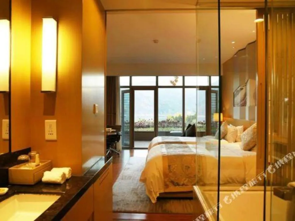 Bed in CITIC Jinling Hotel