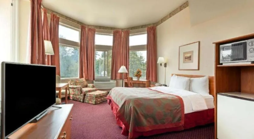 Bed in Ramada by Wyndham SeaTac Airport North