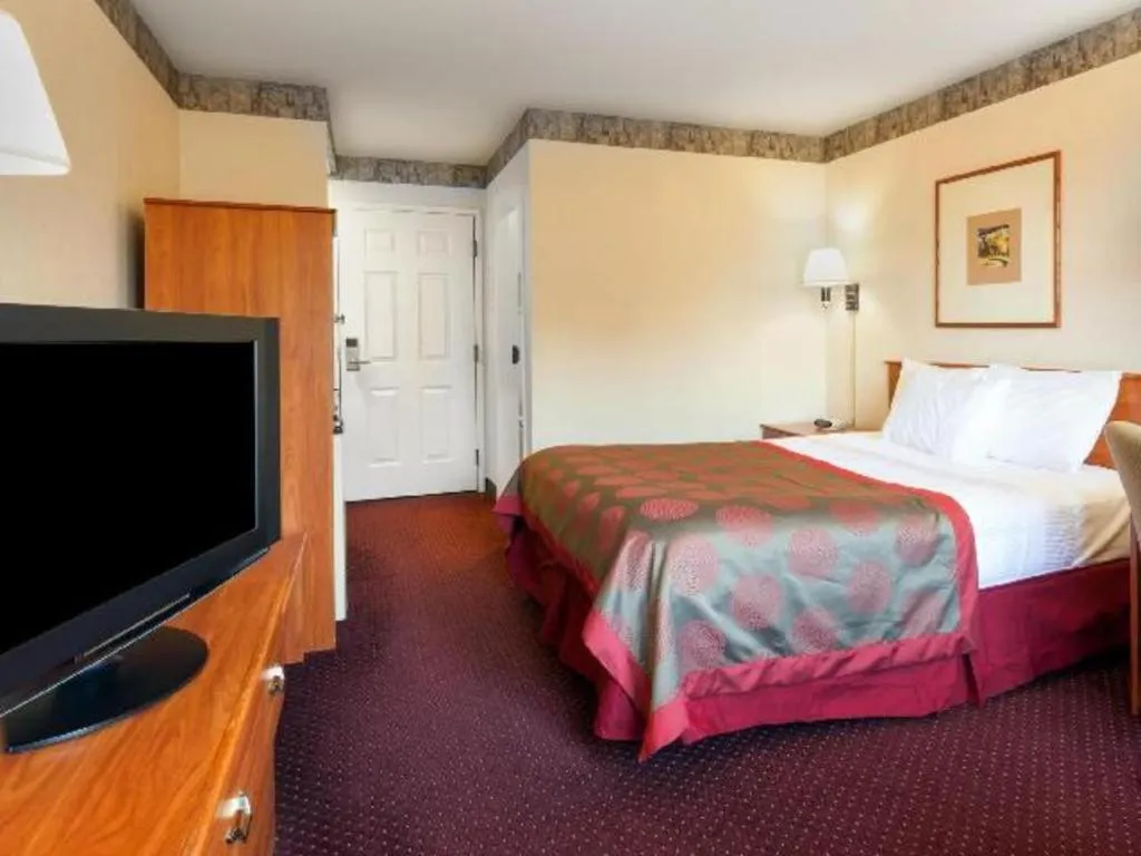 Bed in Ramada by Wyndham SeaTac Airport North