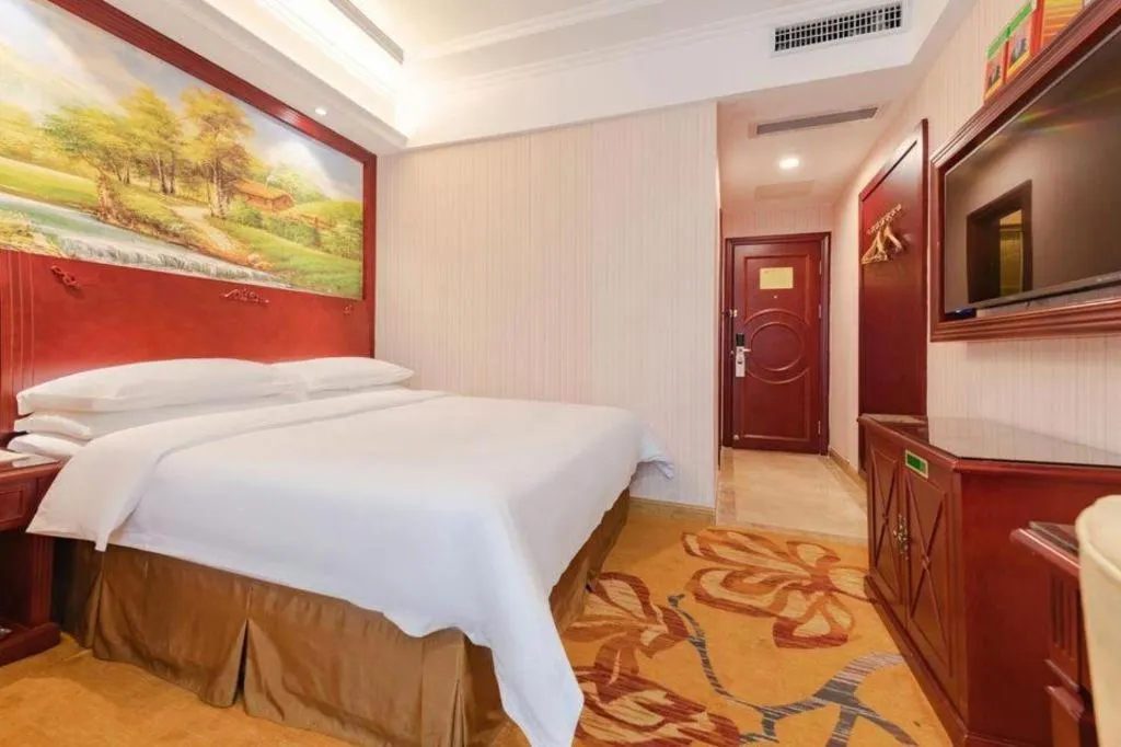 Bed in Vienna Hotel Shenzhen Exhibition Center Gangxia Metro Station