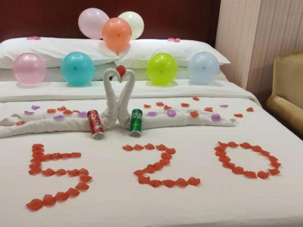 Bed in Vienna Hotel Shenzhen Exhibition Center Gangxia Metro Station