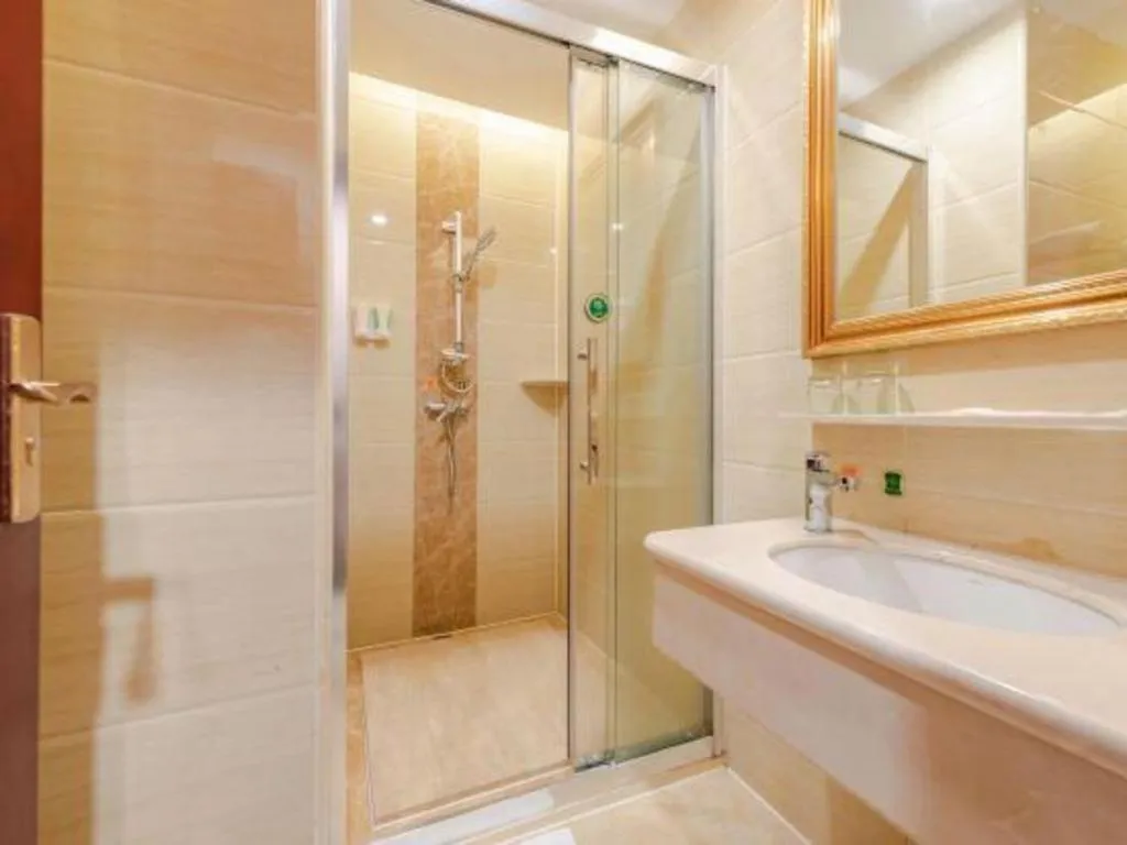 Vienna Hotel Shenzhen Exhibition Center Gangxia Metro Station