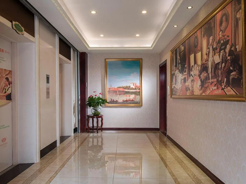 Vienna Hotel Shenzhen Exhibition Center Gangxia Metro Station