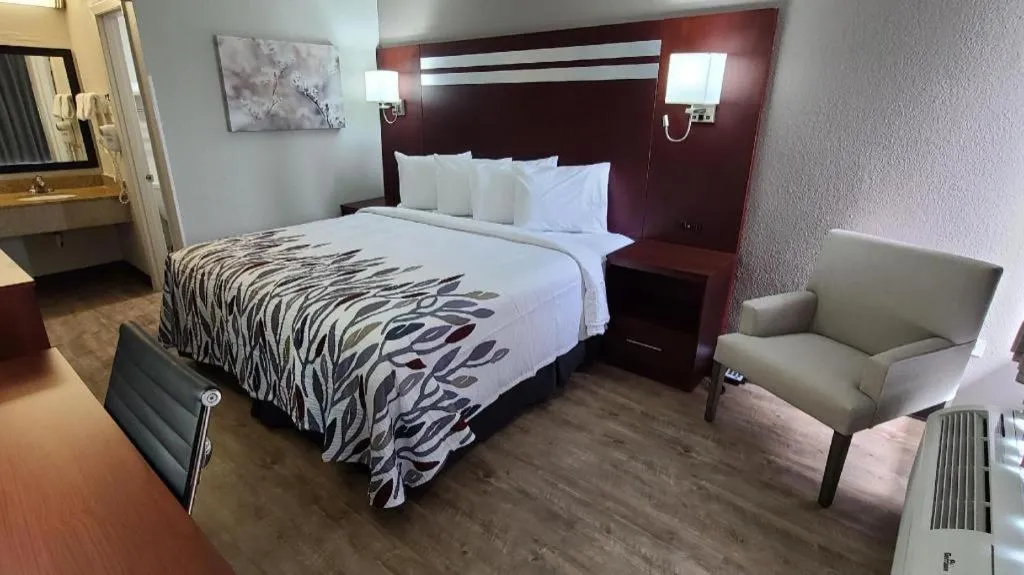 Bed in Red Roof Inn Florence, SC