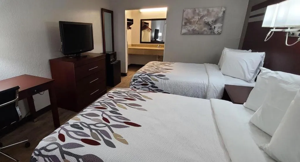 Bed in Red Roof Inn Florence, SC