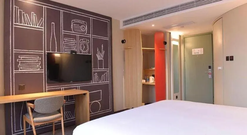 Bed in ibis Xian South Gate