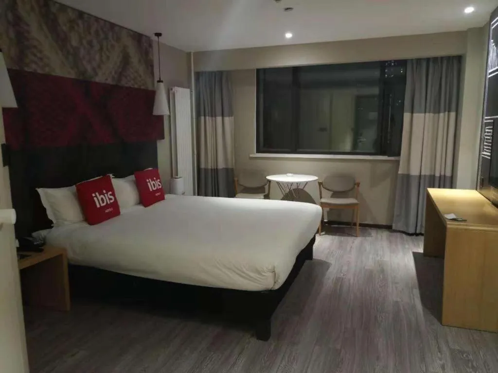 Bed in ibis Xian South Gate