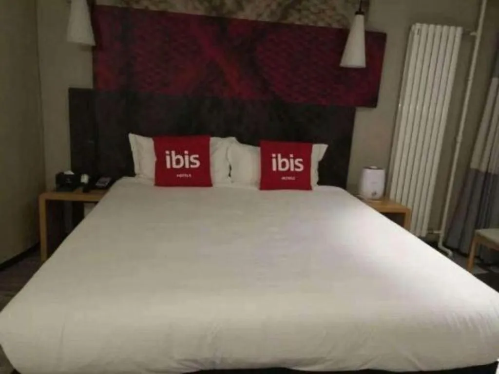 Bed in ibis Xian South Gate
