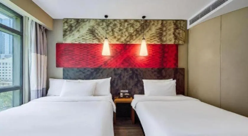 Bed in ibis Xian South Gate