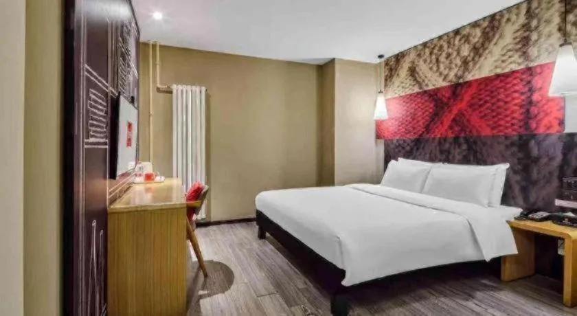 Bed in ibis Xian South Gate