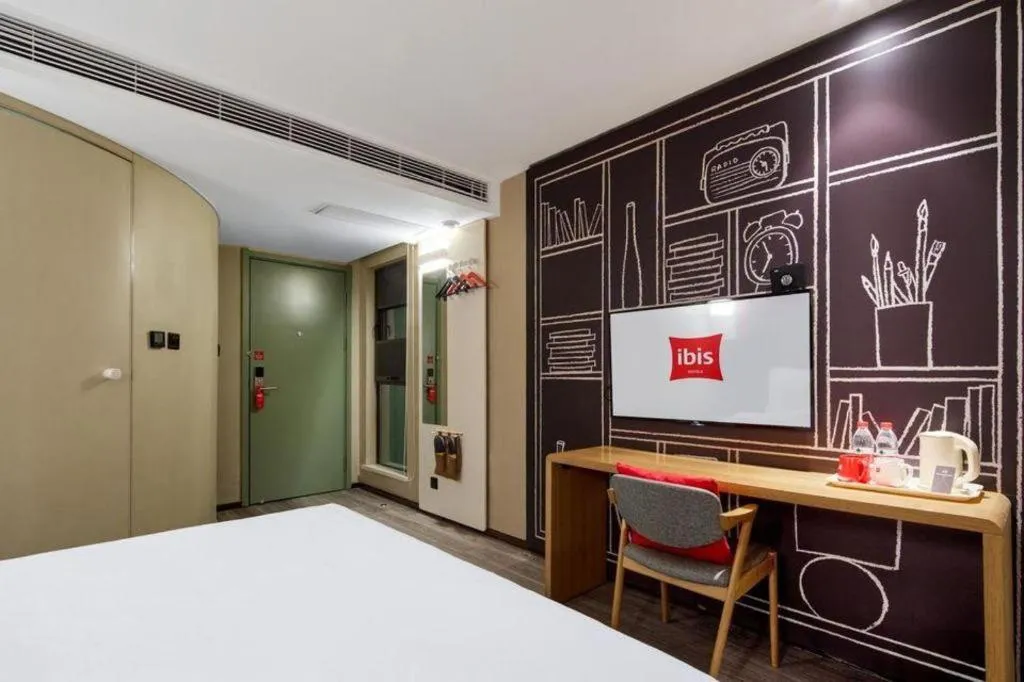 Bed in ibis Xian South Gate