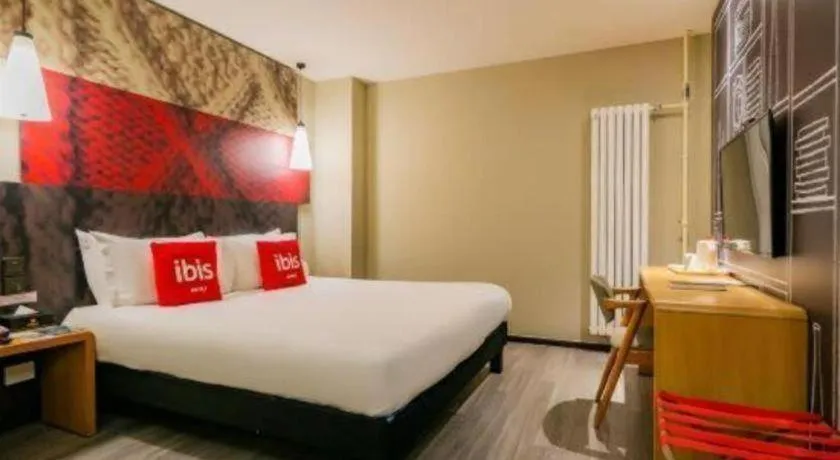 Bed in ibis Xian South Gate