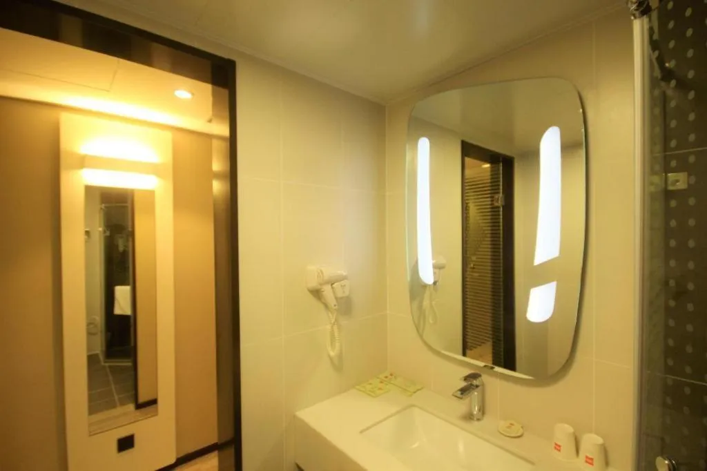 ibis Shenyang north station