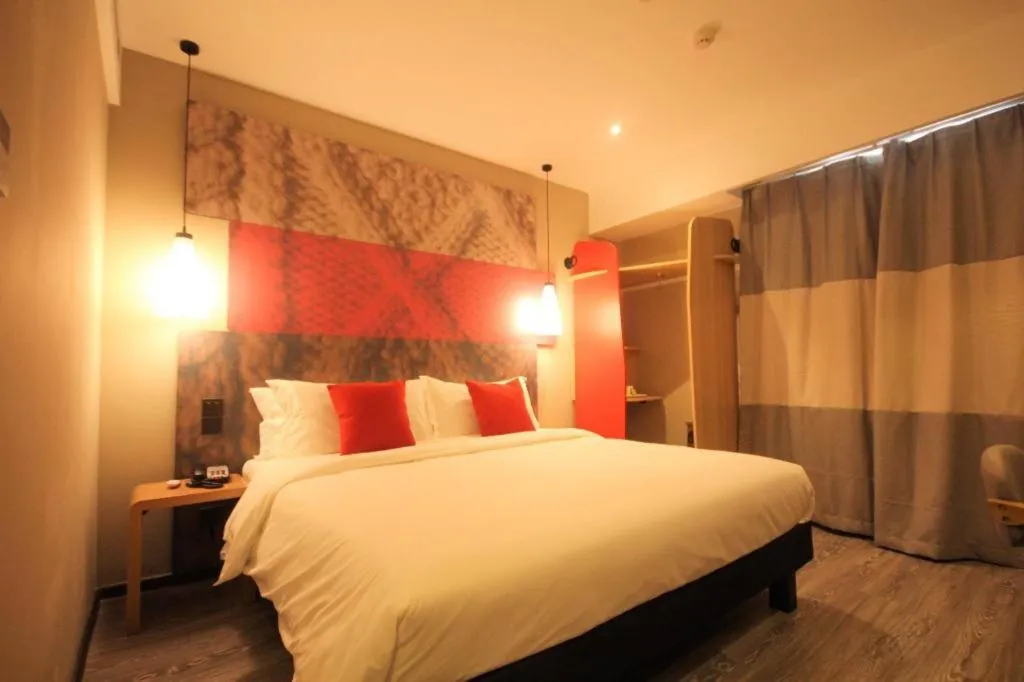 Bed in ibis Shenyang north station