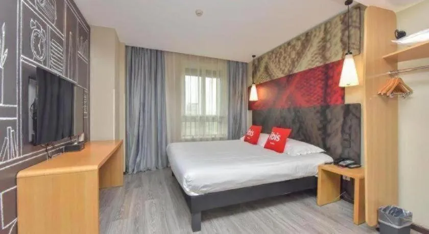 Bed in ibis Wuxi Jiangnan University