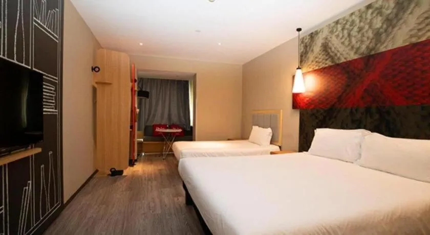 Bed in ibis Wuxi Jiangnan University