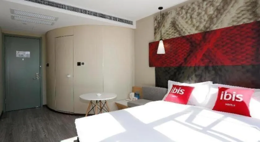 Bed in ibis Kunming Beijing Rd