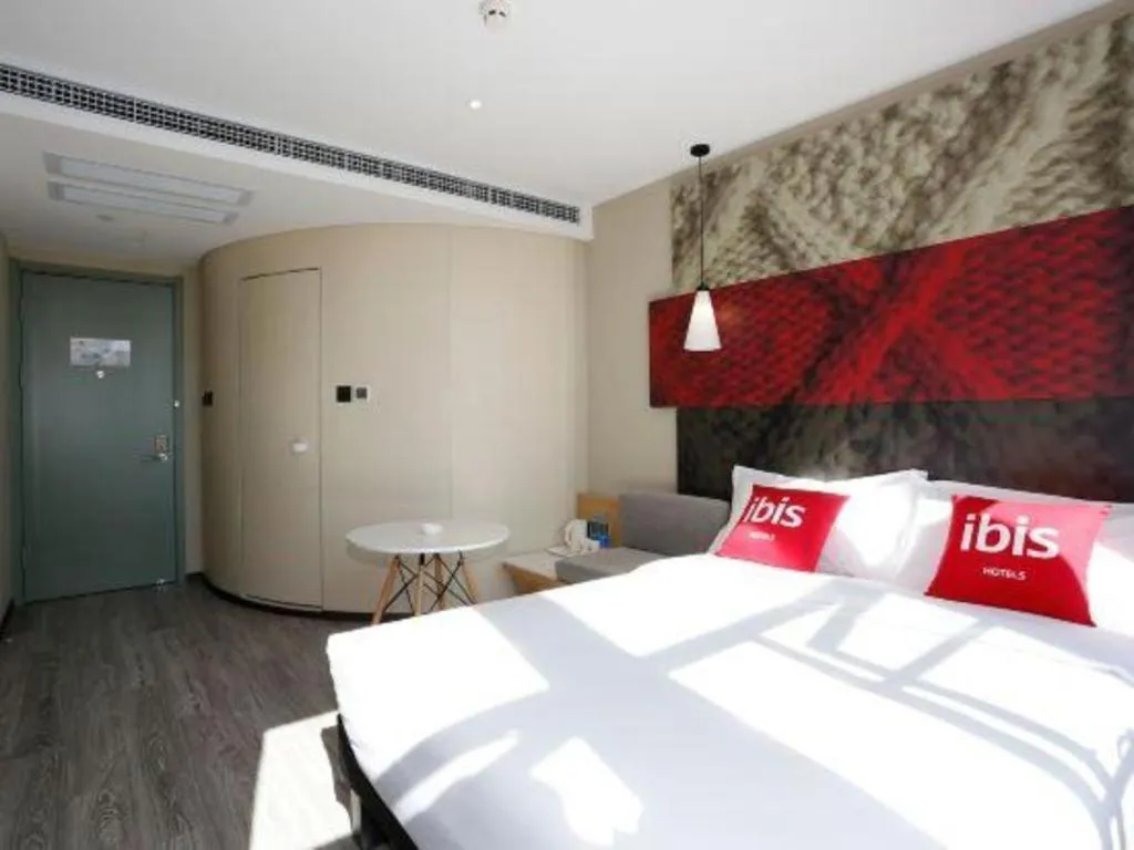 Bed in ibis Kunming Beijing Rd