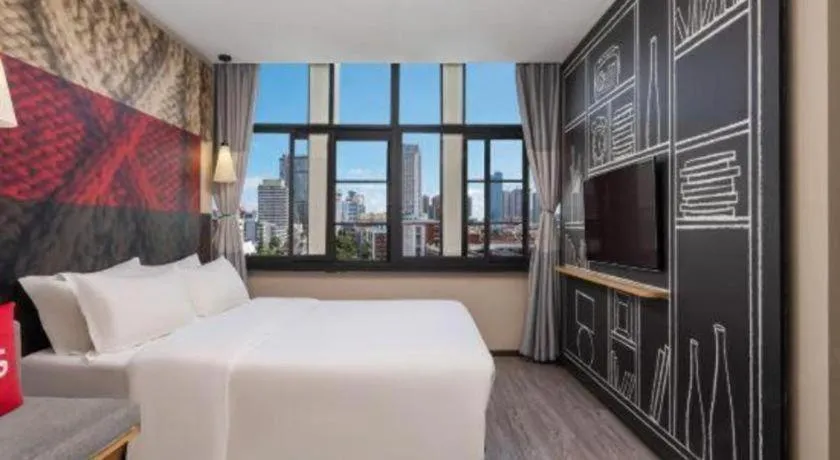 Bed in ibis Kunming Beijing Rd