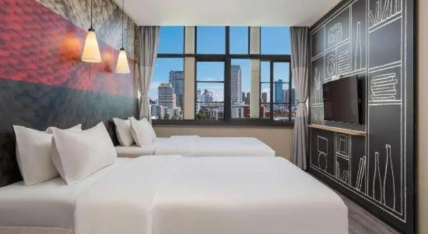 Bed in ibis Kunming Beijing Rd