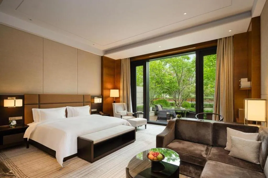 Bed in Fortune Grove Hotel Beijing