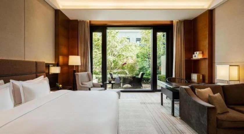 Bed in Fortune Grove Hotel Beijing