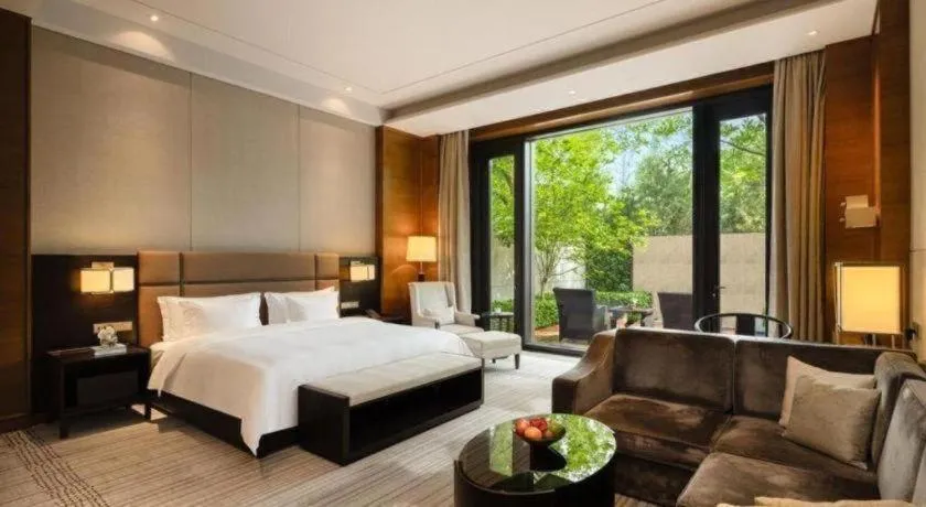 Bed in Fortune Grove Hotel Beijing