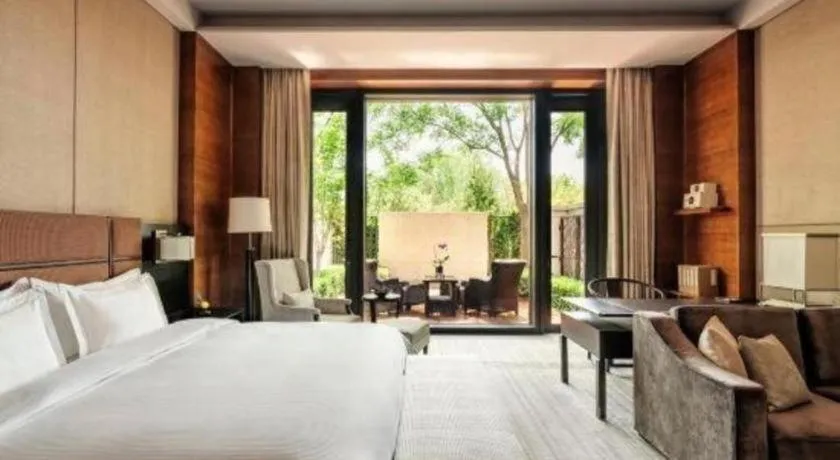 Bed in Fortune Grove Hotel Beijing