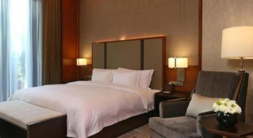 Bed in Fortune Grove Hotel Beijing
