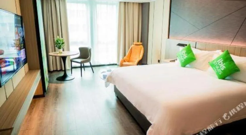 Bed in ibis Styles Dongguan Chang-an Wanda Plaza Hotel