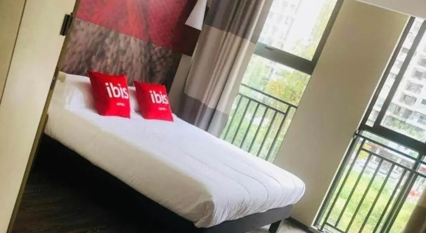Bed in ibis Chengdu East Railway Station Hotel