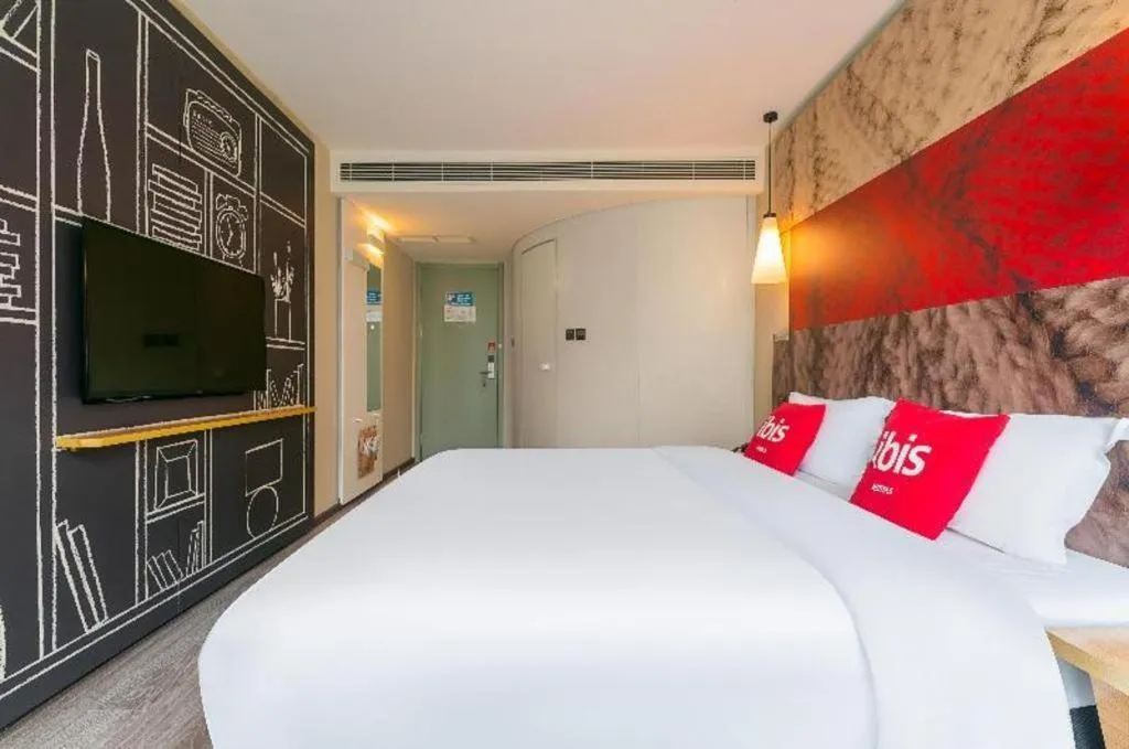 Bed in ibis Chengdu East Railway Station Hotel