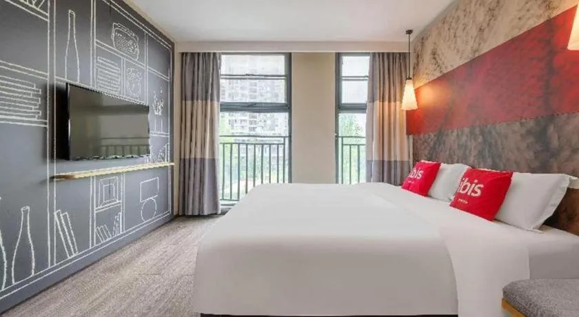 Bed in ibis Chengdu East Railway Station Hotel