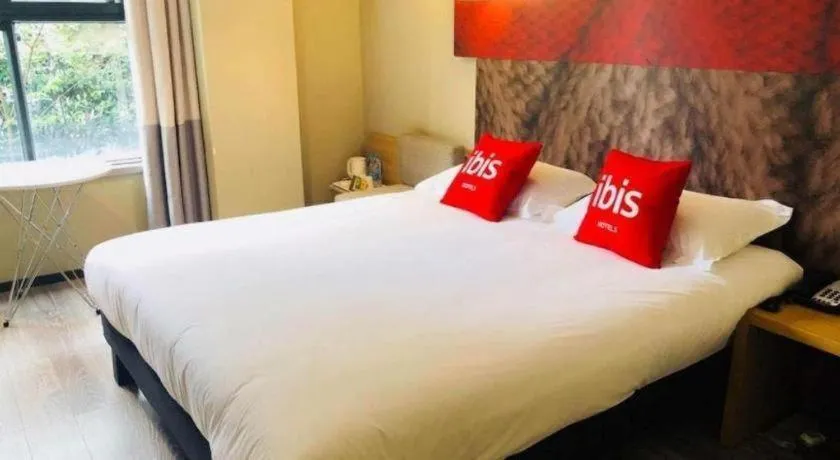 Bed in ibis Chengdu East Railway Station Hotel