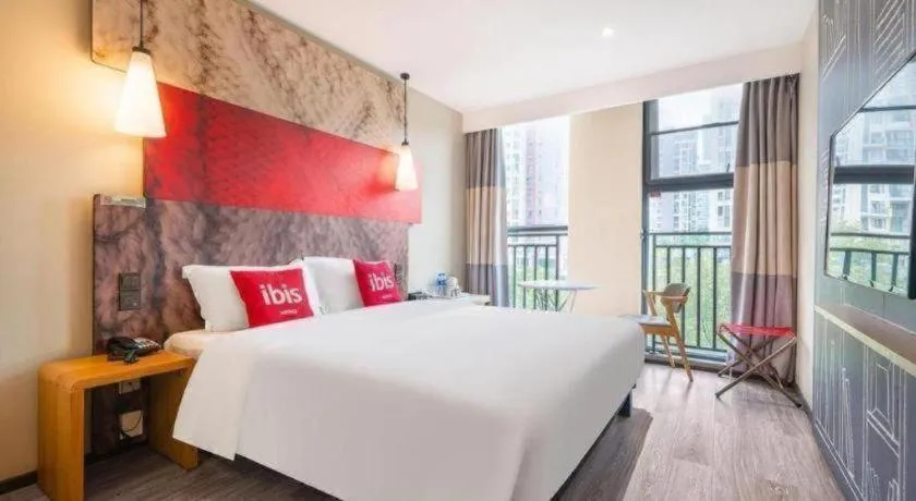 Bed in ibis Chengdu East Railway Station Hotel