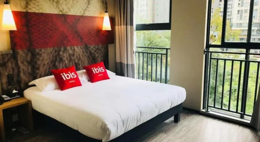 Bed in ibis Chengdu East Railway Station Hotel