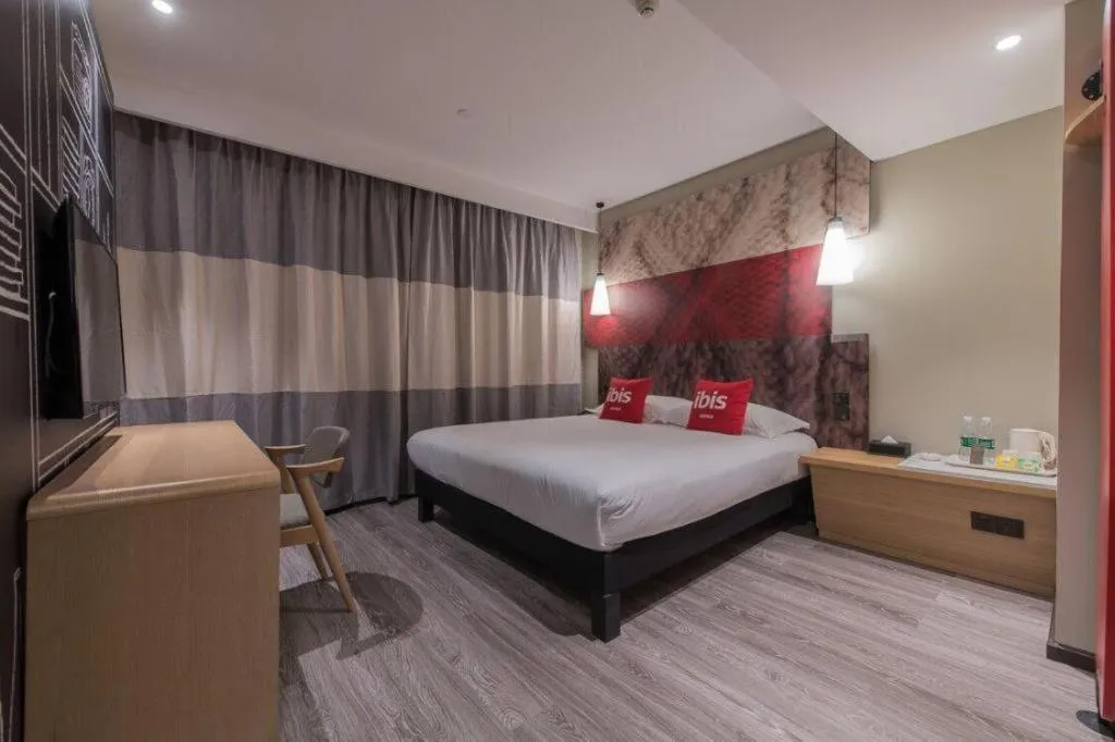 Bed in ibis Chengdu East Railway Station Hotel