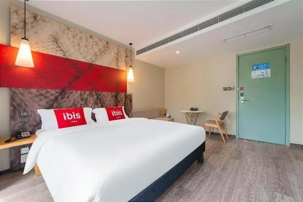 Bed in ibis Chengdu East Railway Station Hotel