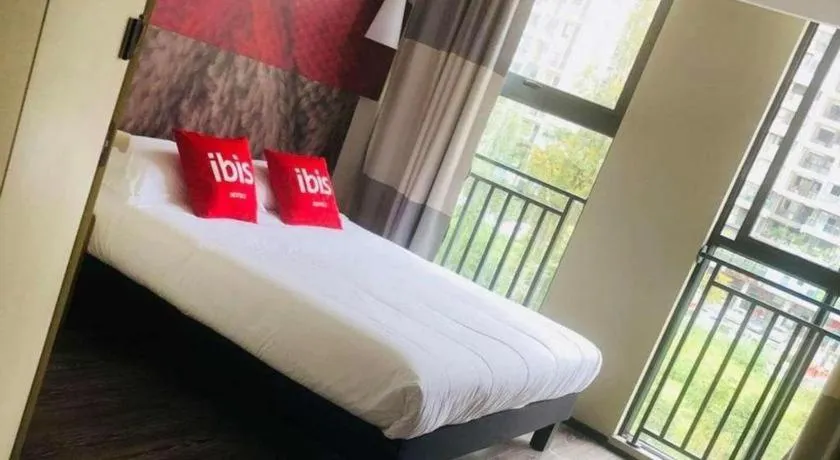 Bed in ibis Chengdu East Railway Station Hotel