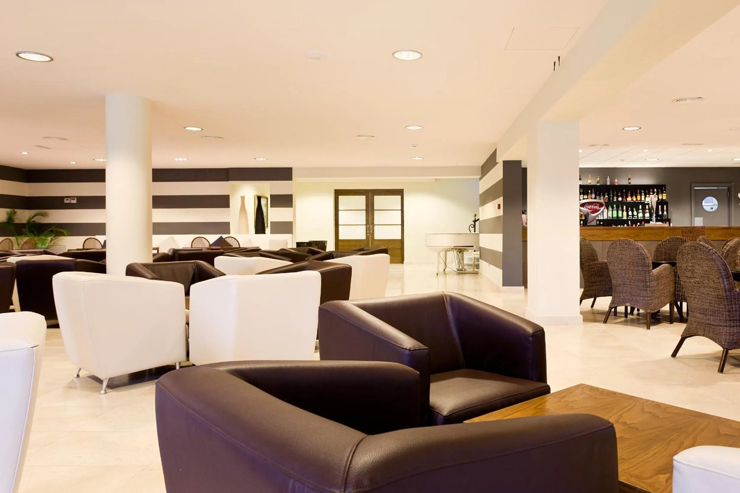 Lounge or bar in Minura Cala Galdana & Apartamentos d'Aljandar