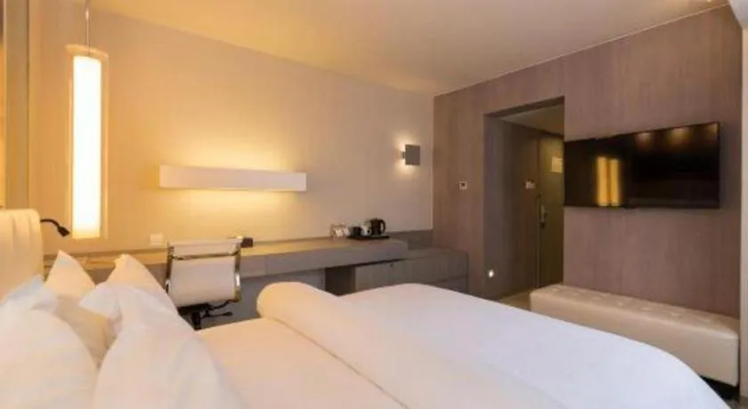 Bed in Jinjiang Metropolo Shanghai Xujiahui Nanhuating Hotel