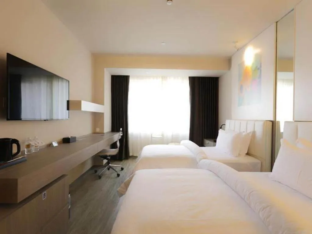 Bed in Jinjiang Metropolo Shanghai Xujiahui Nanhuating Hotel