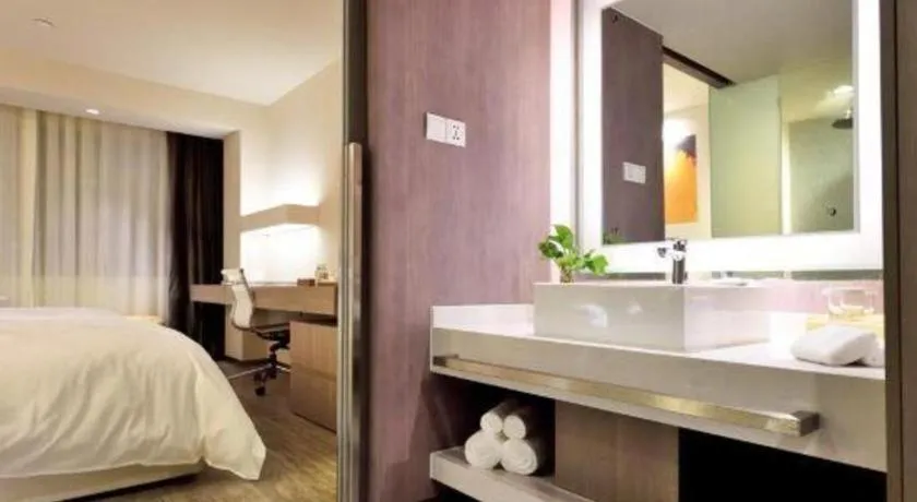 Bed in Jinjiang Metropolo Shanghai Xujiahui Nanhuating Hotel