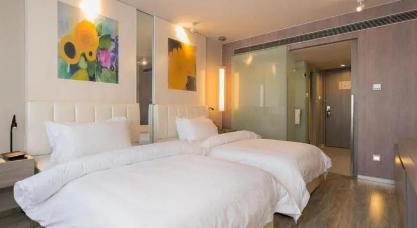 Bed in Jinjiang Metropolo Shanghai Xujiahui Nanhuating Hotel