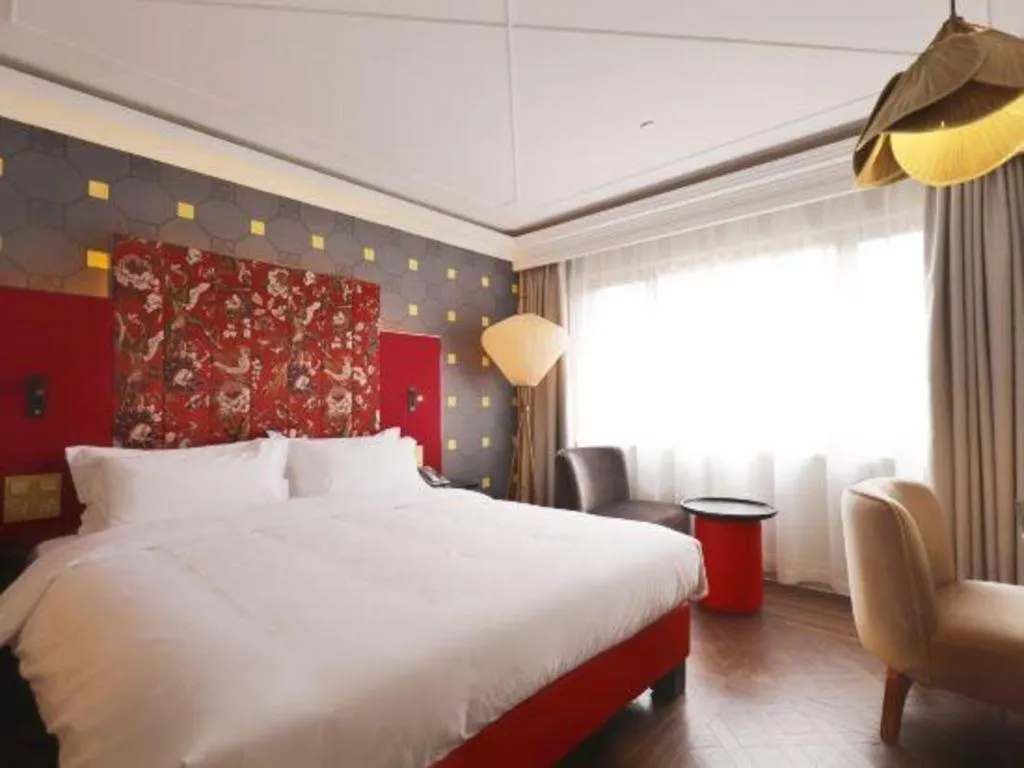 Bed in Jinjiang Metropolo Shanghai Xujiahui Nanhuating Hotel