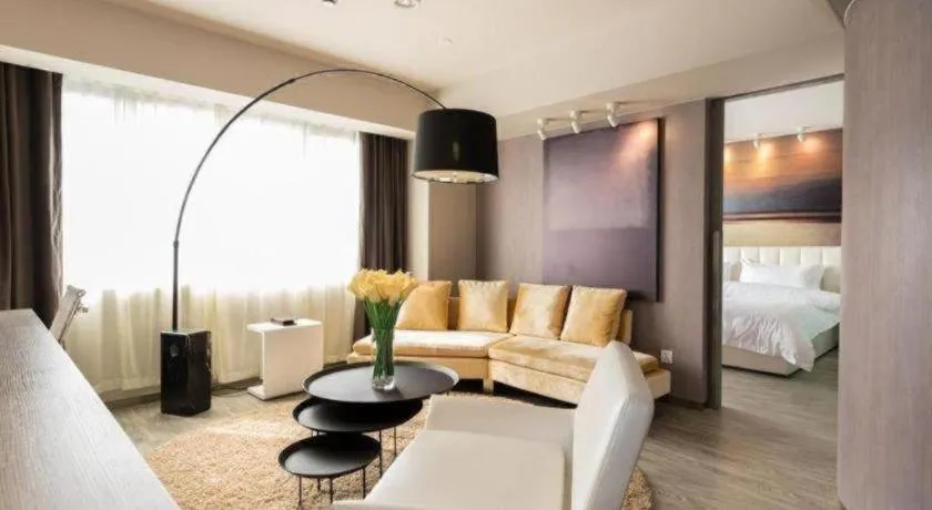 Bed in Jinjiang Metropolo Shanghai Xujiahui Nanhuating Hotel