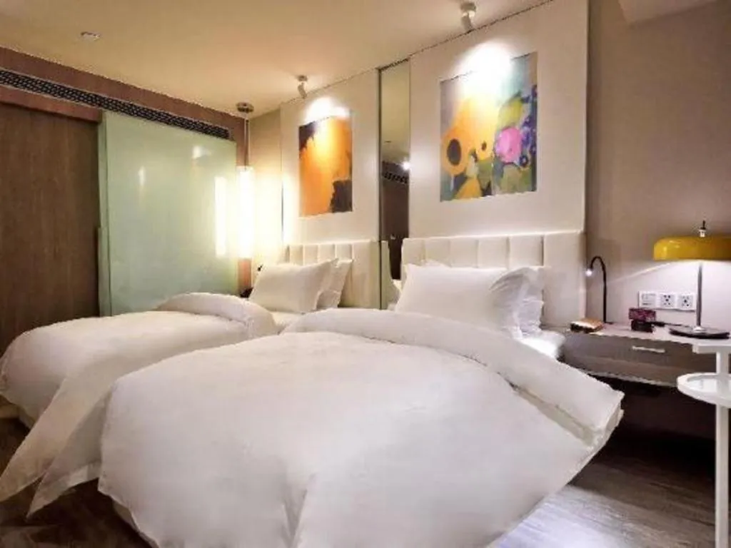 Bed in Jinjiang Metropolo Shanghai Xujiahui Nanhuating Hotel