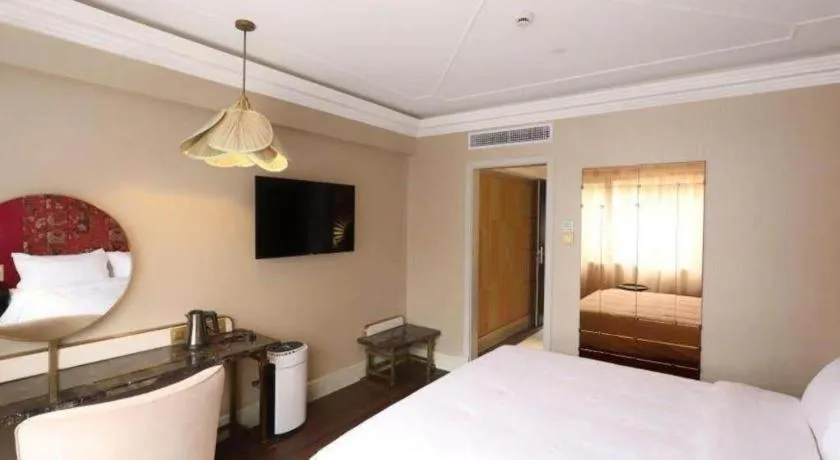 Bed in Jinjiang Metropolo Shanghai Xujiahui Nanhuating Hotel