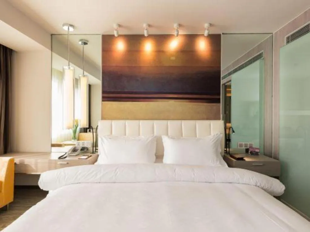 Bed in Jinjiang Metropolo Shanghai Xujiahui Nanhuating Hotel